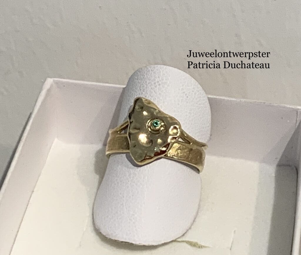 Ring van oud goud handgemaakt met diamant